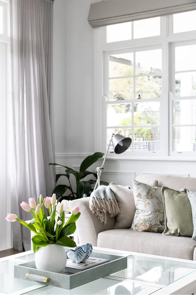 coastal-hamptons-family-living-room-tulips