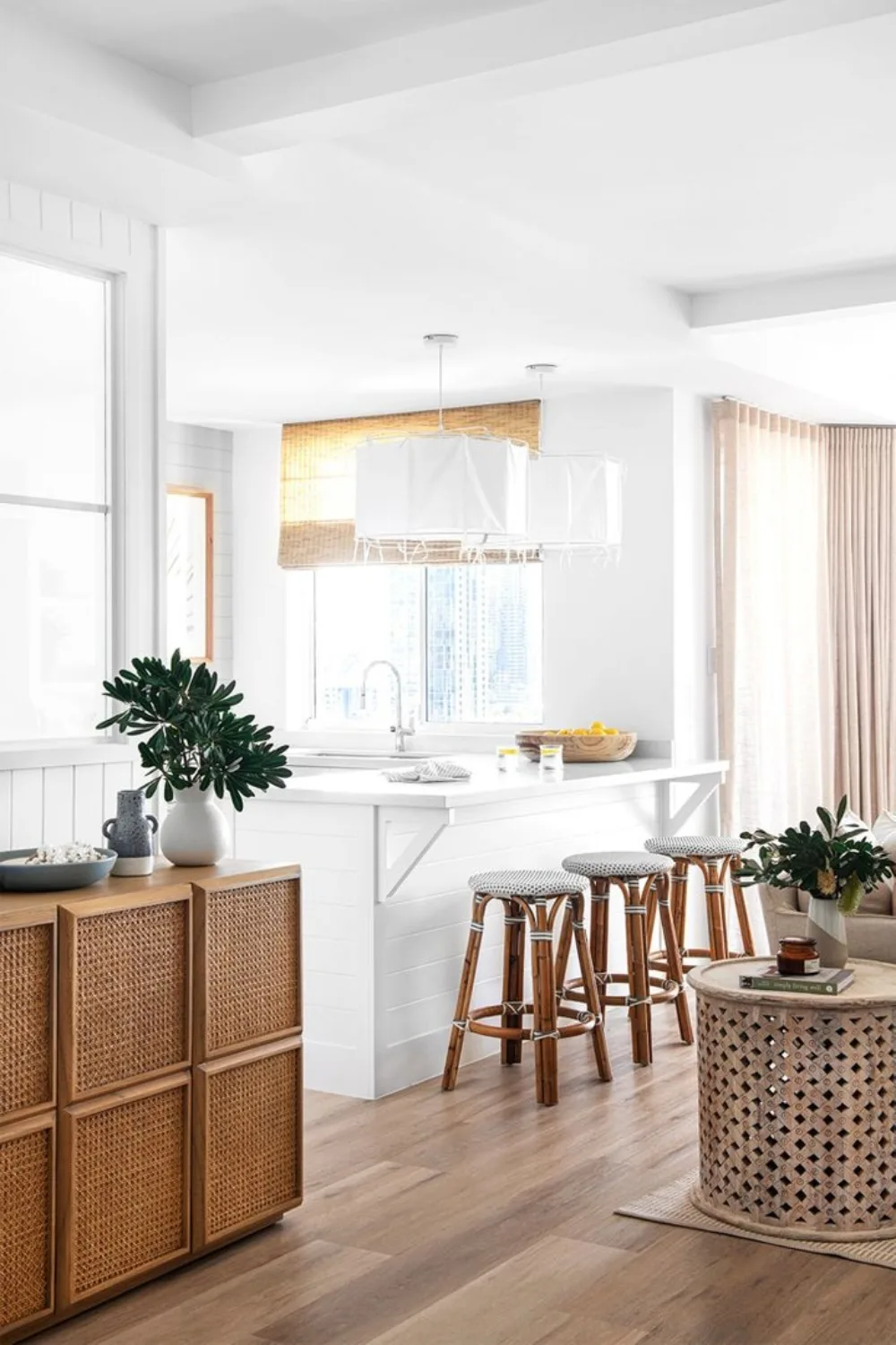 Coastal style apartment kitchen with peninsula island