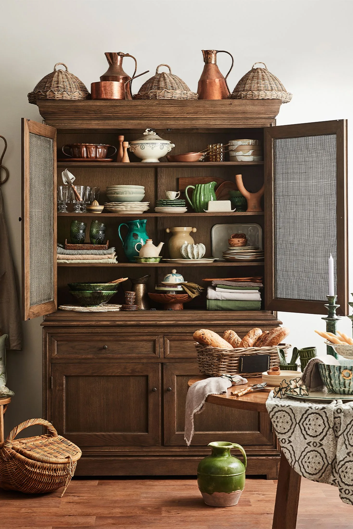 traditional-wooden-cabinet-decorations