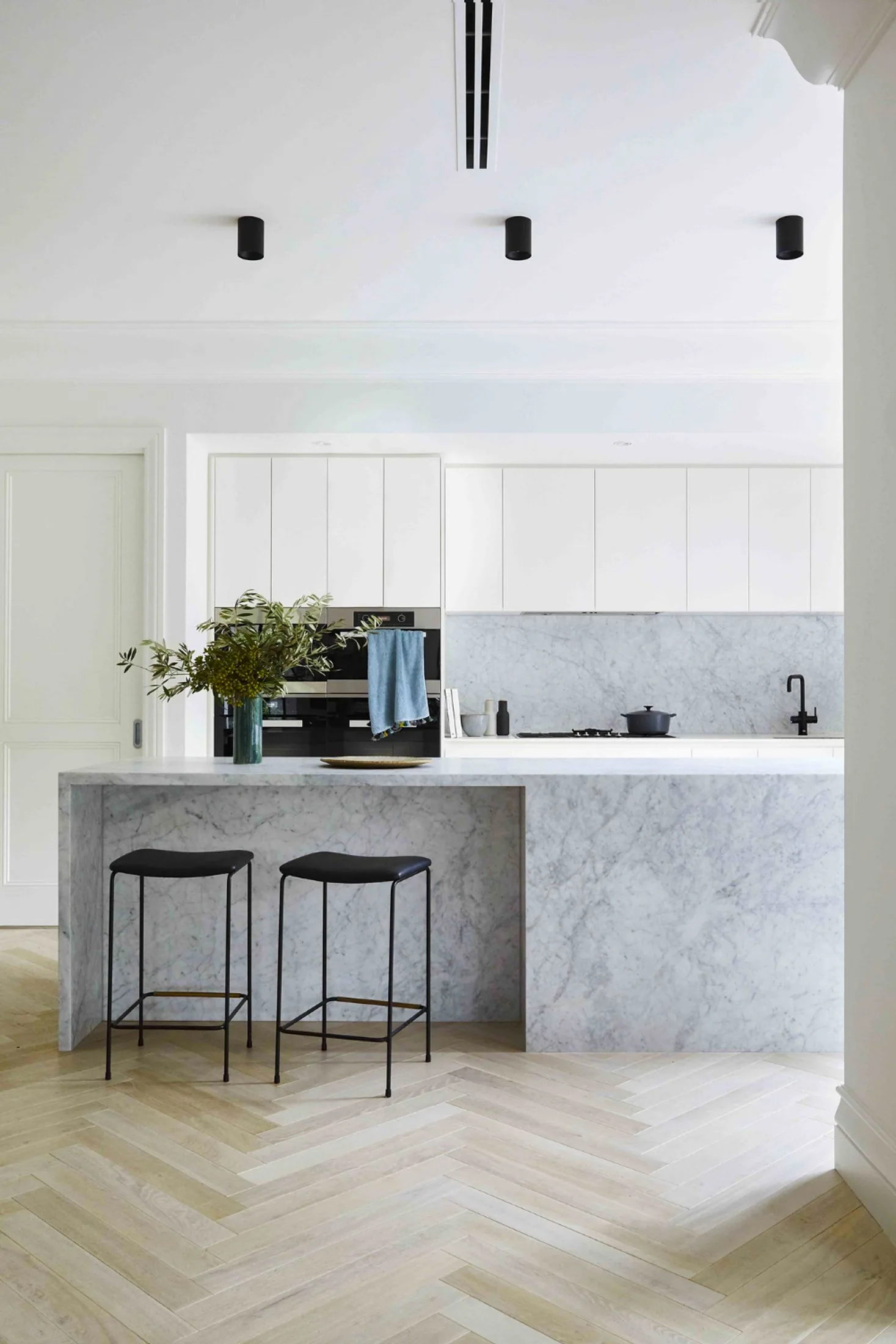 Monochrome kitchen with Carrara marble benchtop