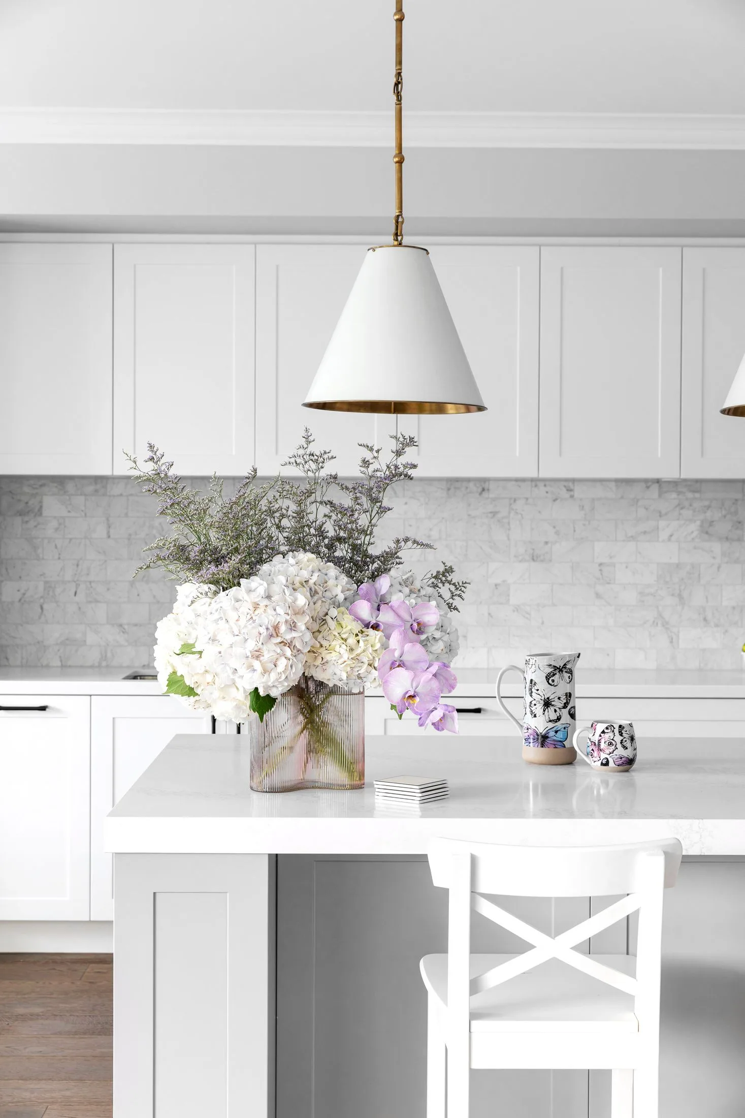 White Hamptons kitchen with marble tiled splashback