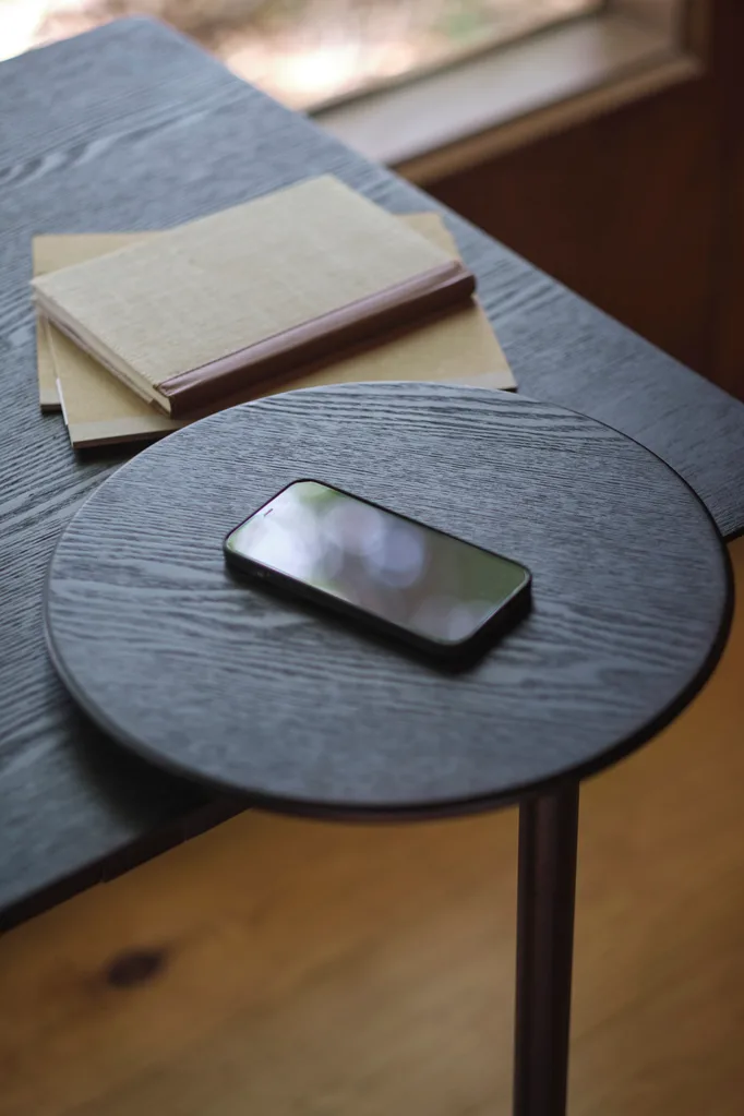 King living ‘Smart Round Charge’ table