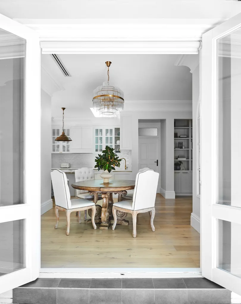 round dining table