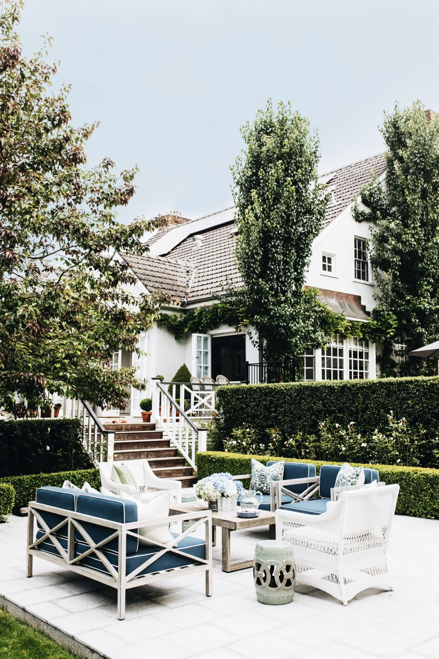 outdoor lounges with cofee table on pavers