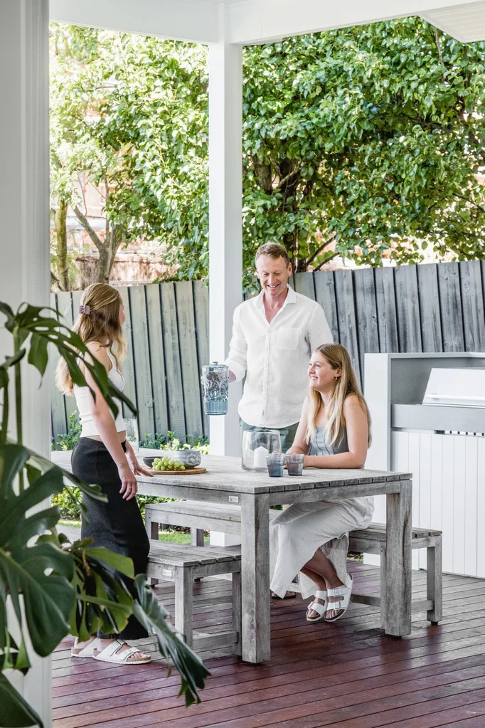 hamptons style outdoor entertaining area