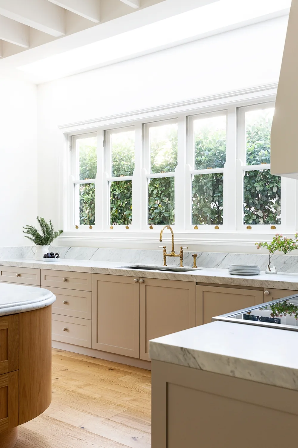 Hamptons kitchen with a marble benchtop material