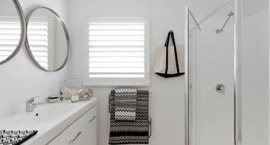 Seaside style: A small bathroom with major appeal