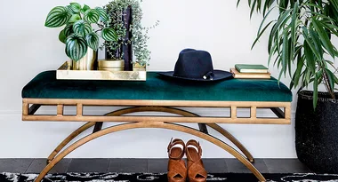 How to decorate with emerald hues