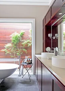 Bathroom inspiration: Clear as day