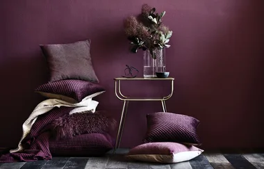 How to style your living room with plum