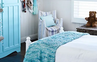 A beach-inspired blue and white kids’ room