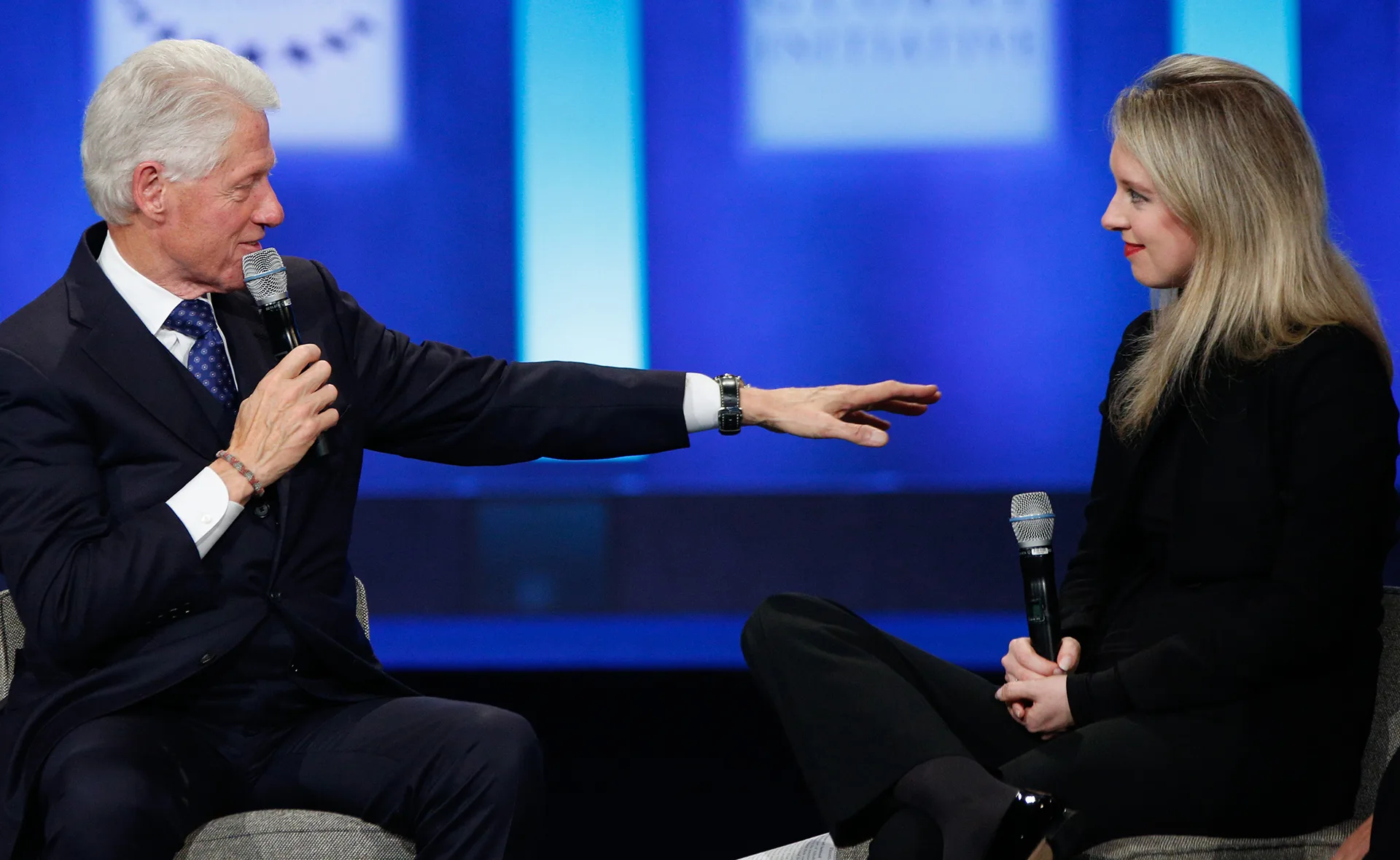 Elizabeth Holmes and former US-president Bill Clinton speaking at an event.