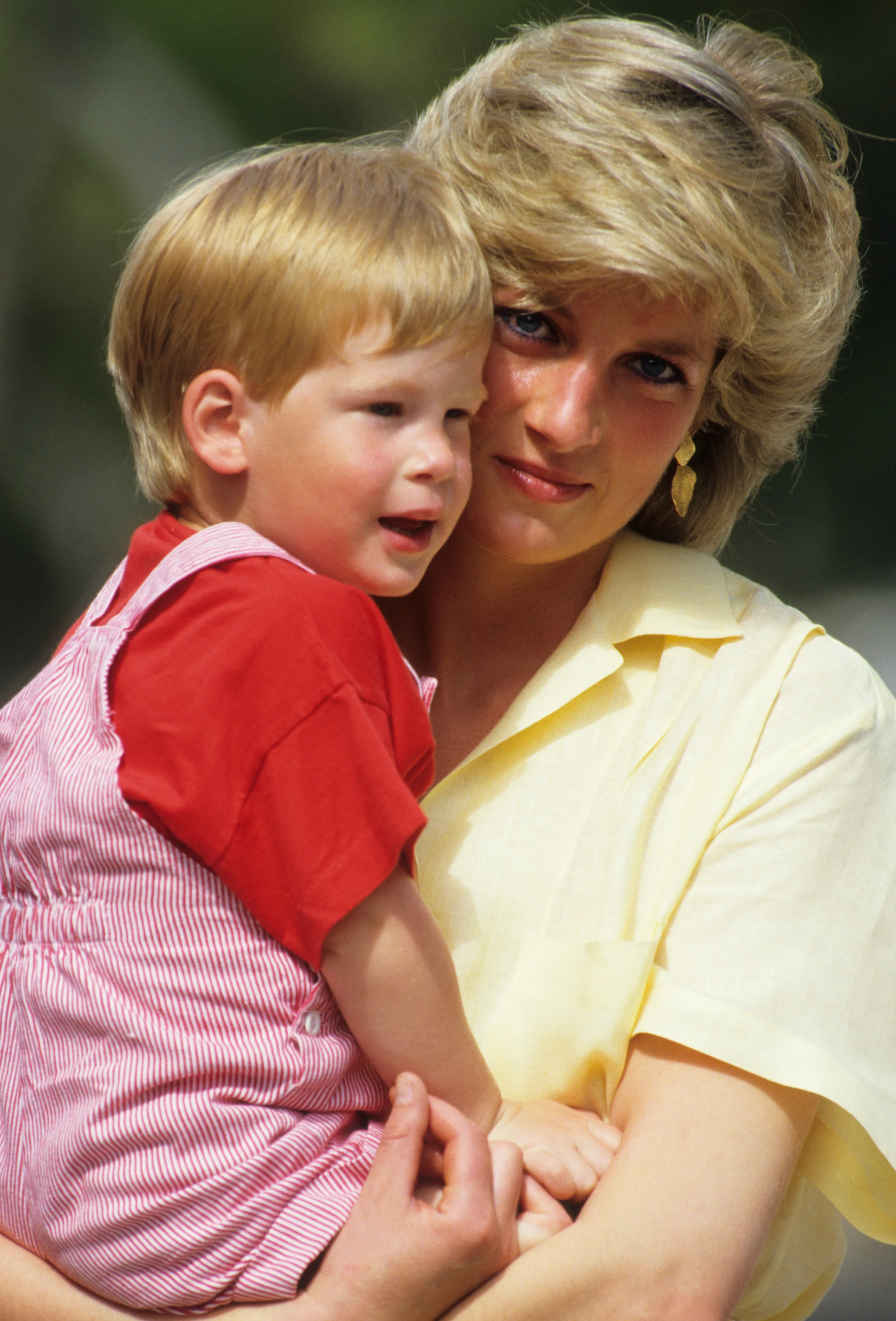 MAJORCA, SPAIN - AUGUST 10: Diana, Princess of Wales with Prince Harry on holiday in Majorca, Spain on August 10, 1987. (Photo by Georges De Keerle/Getty Images)