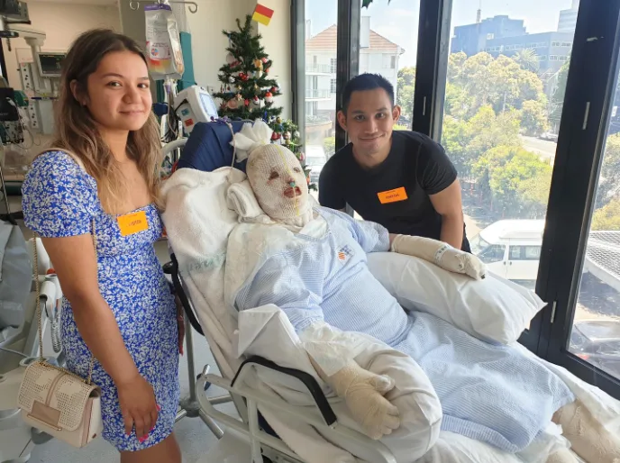 stephanie browitt in hosital with friends visiting