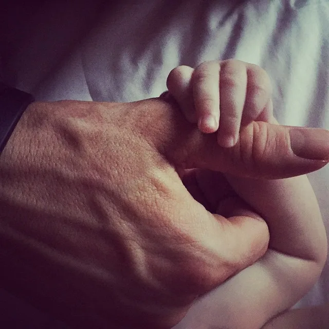Ryan Reynolds kids - james' hand wrapped about his