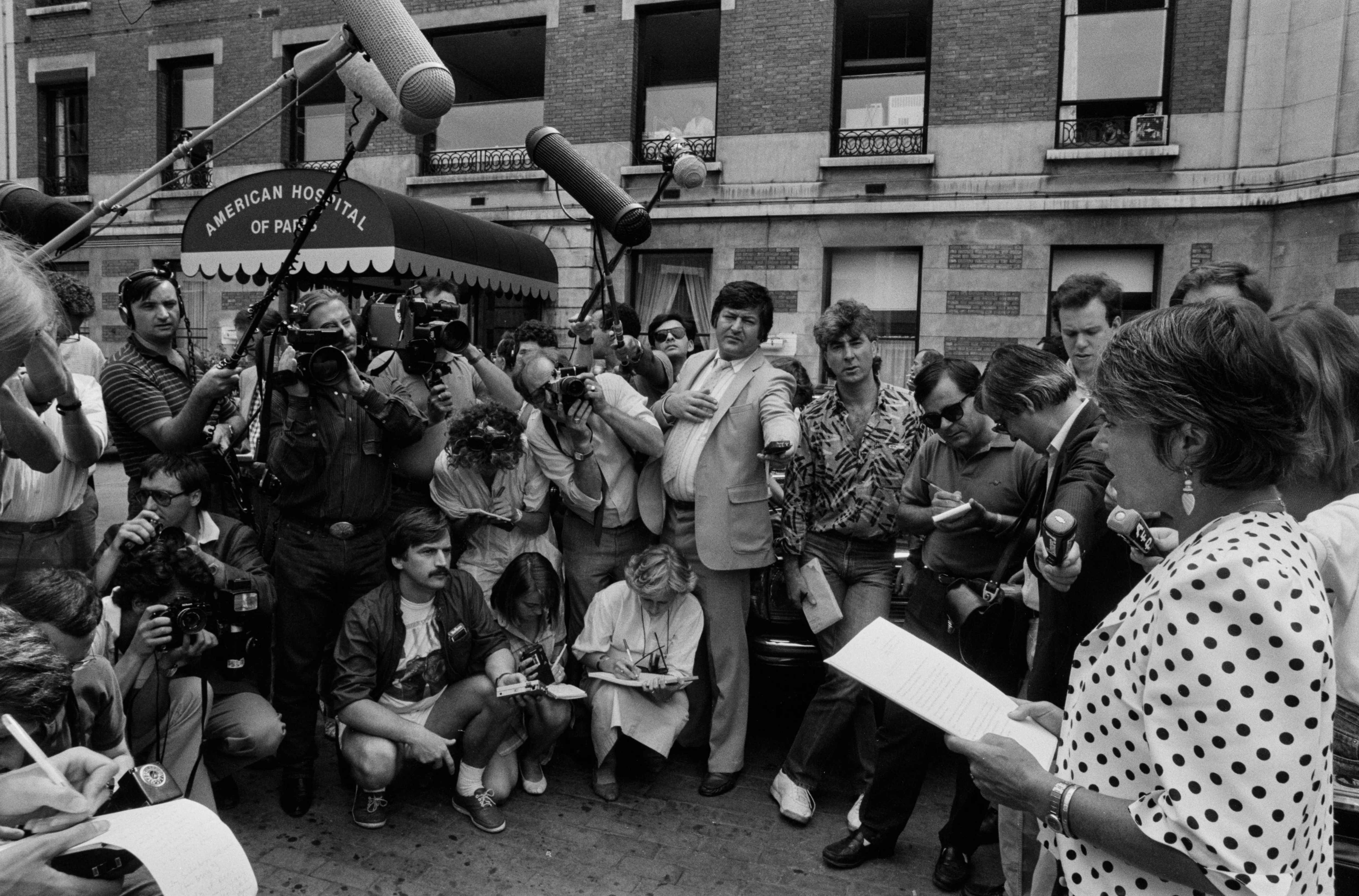 Yanou Collart annonce &agrave; la presse que l'acteur am&eacute;ricain Rock Hudson est atteint du SIDA devant l'h&ocirc;pital am&eacute;ricain de neuilley ou l'acteur est venu consulter des sp&eacute;cialistes, Neuilly le 25 juillet 1985, France. (Photo by Fr&eacute;d&eacute;ric REGLAIN/Gamma-Rapho via Getty Images)