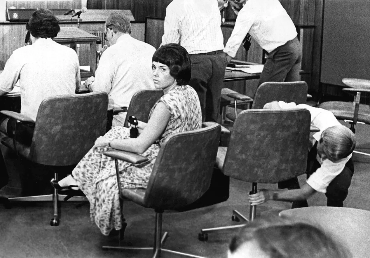 
Lindy Chamberlain and her ex-husband Michael (adjusting chair) in courtroom, before start of hearing in February 1981. (Photo by Russell McPhedran/Fairfax Media).