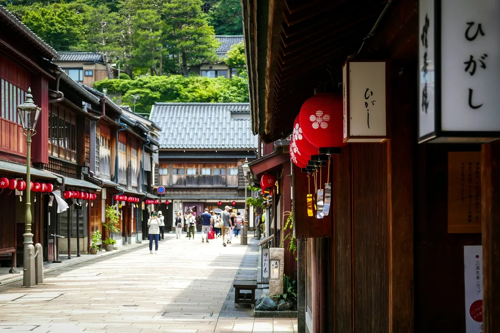 Higashi Chaya District is the largest chaya districts in Kanazawa. These historical rows of houses designated as Japan's cultural assets.