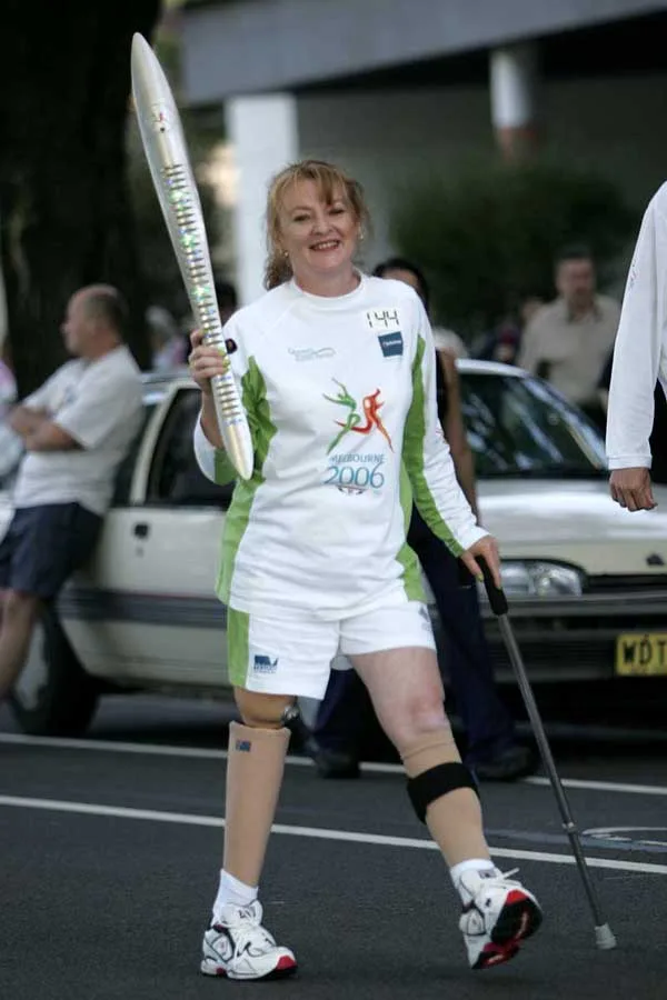 Melissa Noonan, wearing a Commonwealth Games jersey, proudly carries the baton in the Melbourne 2006 Commonwealth Games Queen's Baton Relay.