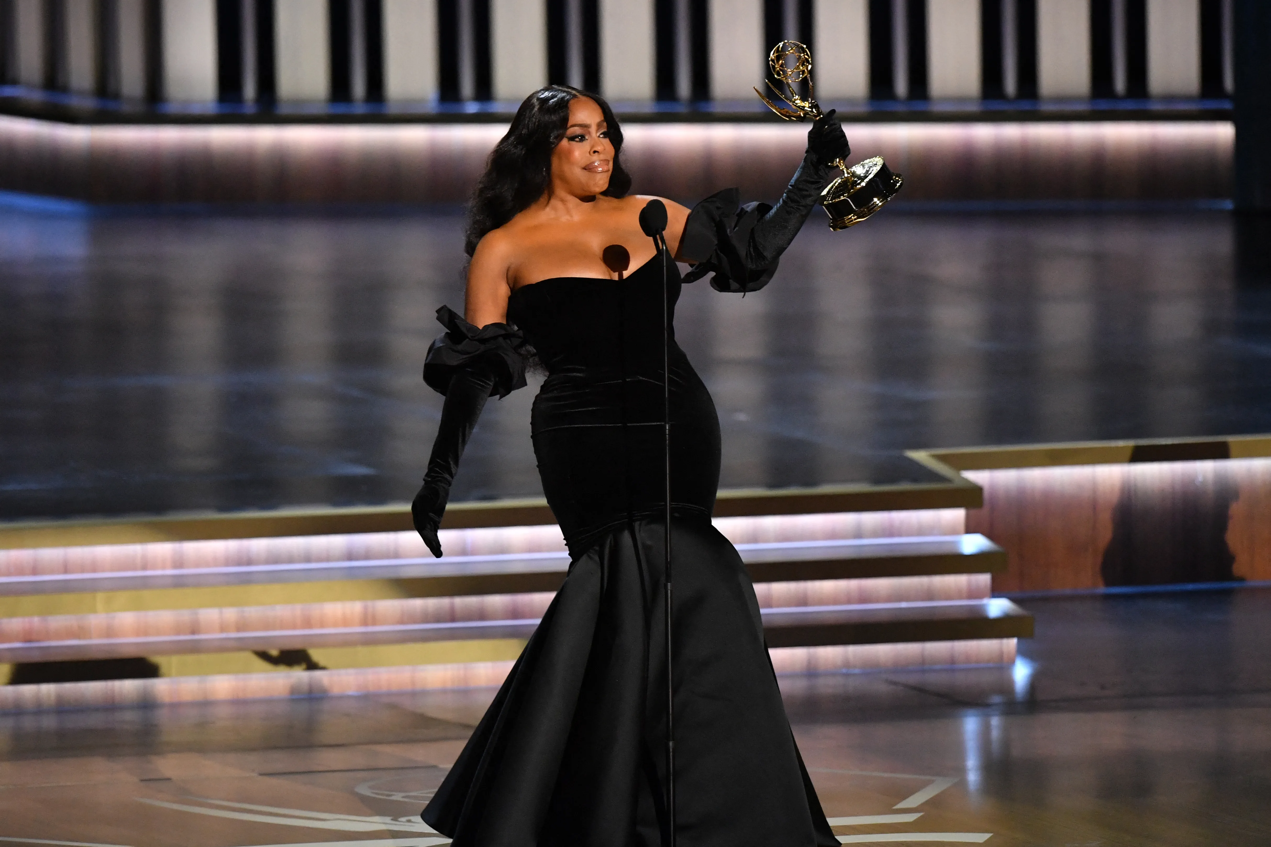 emmy awards moments 2023 niecy nash-betts
