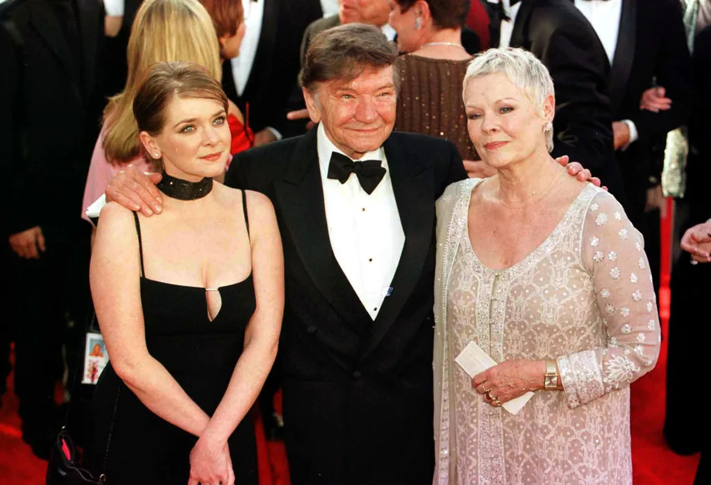 Dame Judi Dench (R) with her husband, Michael Williams and daughter Finty Williams, arrive for the 72nd Annual Academy Awards [The Oscars] at the Shrine Auditorium in Los Angeles, USA.   *12/01/01 Michael Williams has died after a long battle with cancer his agent said.   (Photo by Michael Crabtree - PA Images/PA Images via Getty Images)