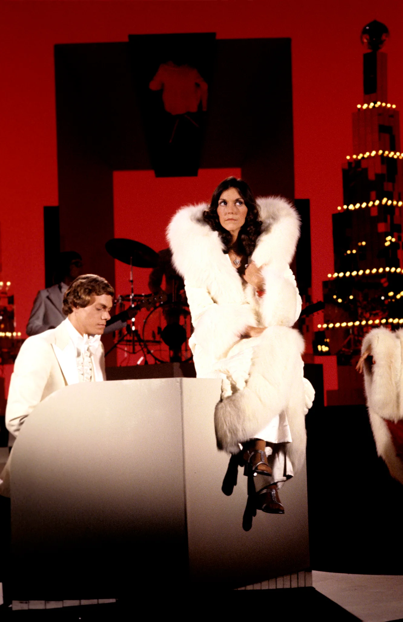 Karen Carpenter hidden behind a large coat so that people could not see her body.