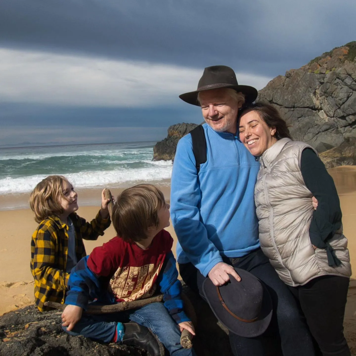 julian assange with his family