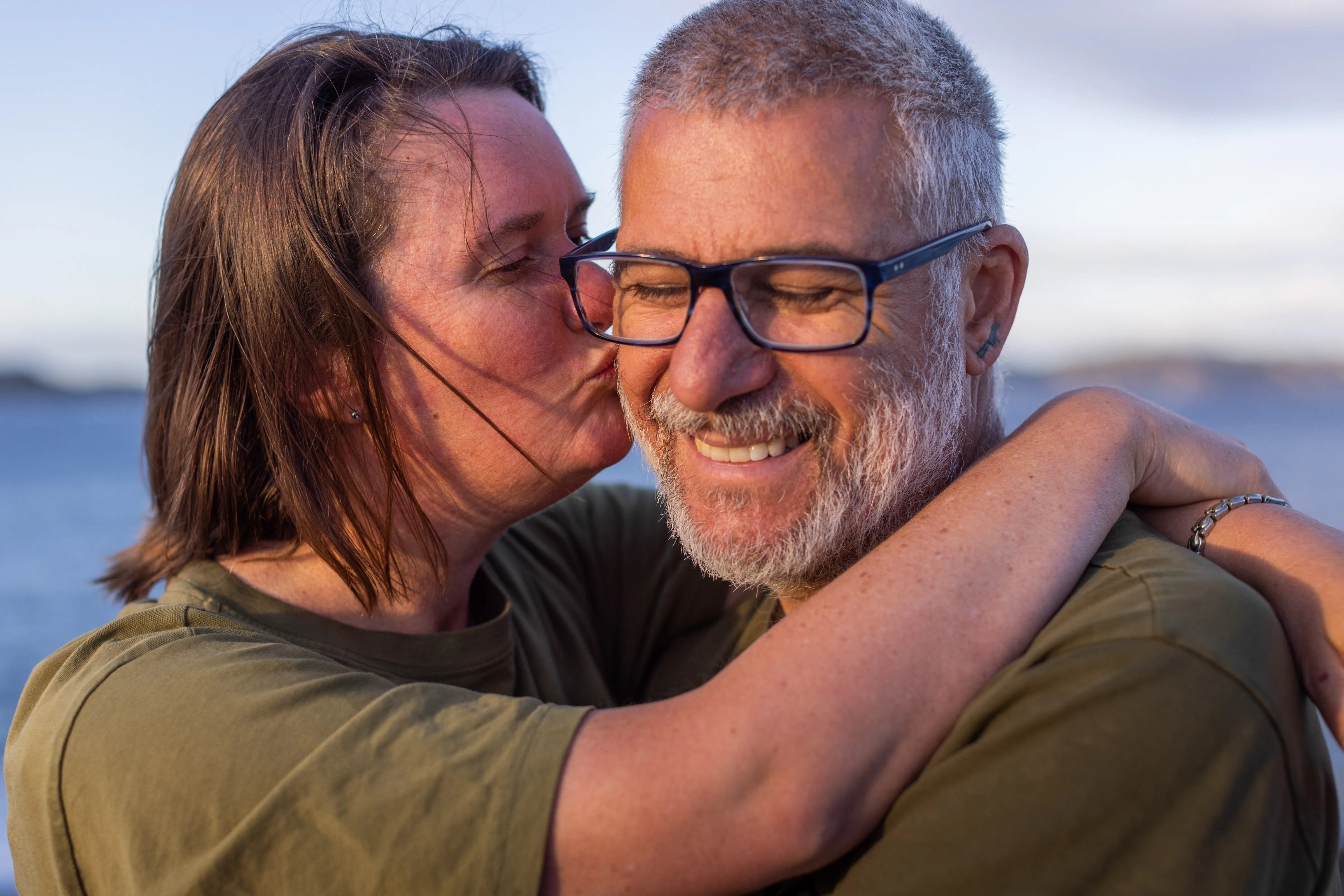 Lizz and Justin Hills kiss in photo by Nic Duncan