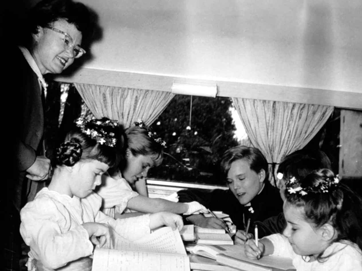 Photo of child actors on The Sound of Music set