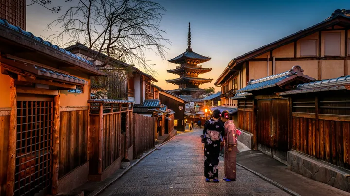 Image of Geisha in front of a temple.