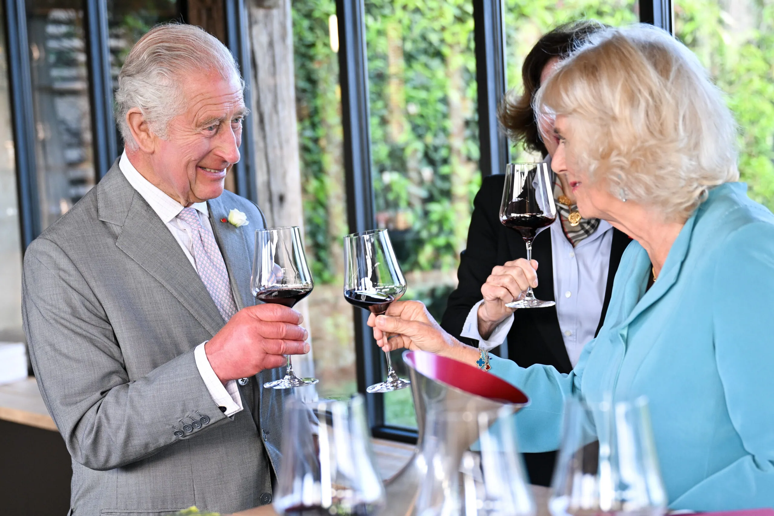 king charles and queen camilla drinking wine