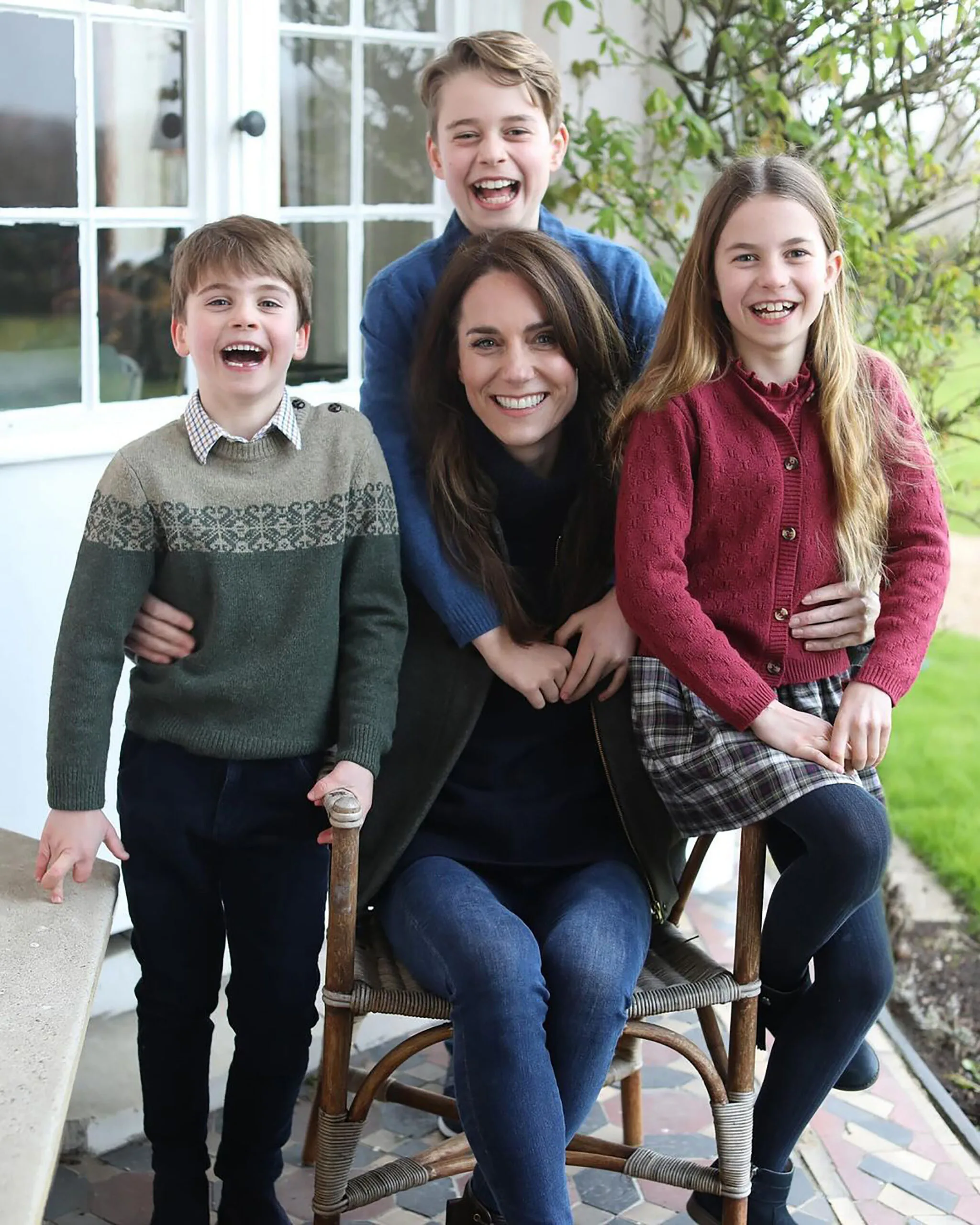 conspiracy theories - princess catherine and her three children
