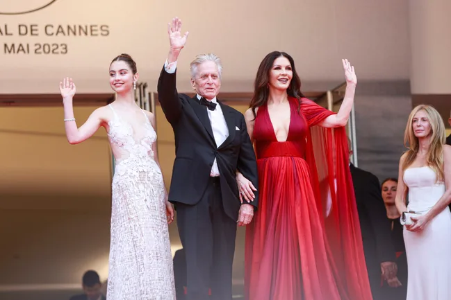 Carys Zeta Douglas, Michael Douglas et Catherine Zeta-Jones lors du 76e festival de Cannes le 16 mai 2023. (Photo by Laurent KOFFEL/Gamma-Rapho via Getty Images)