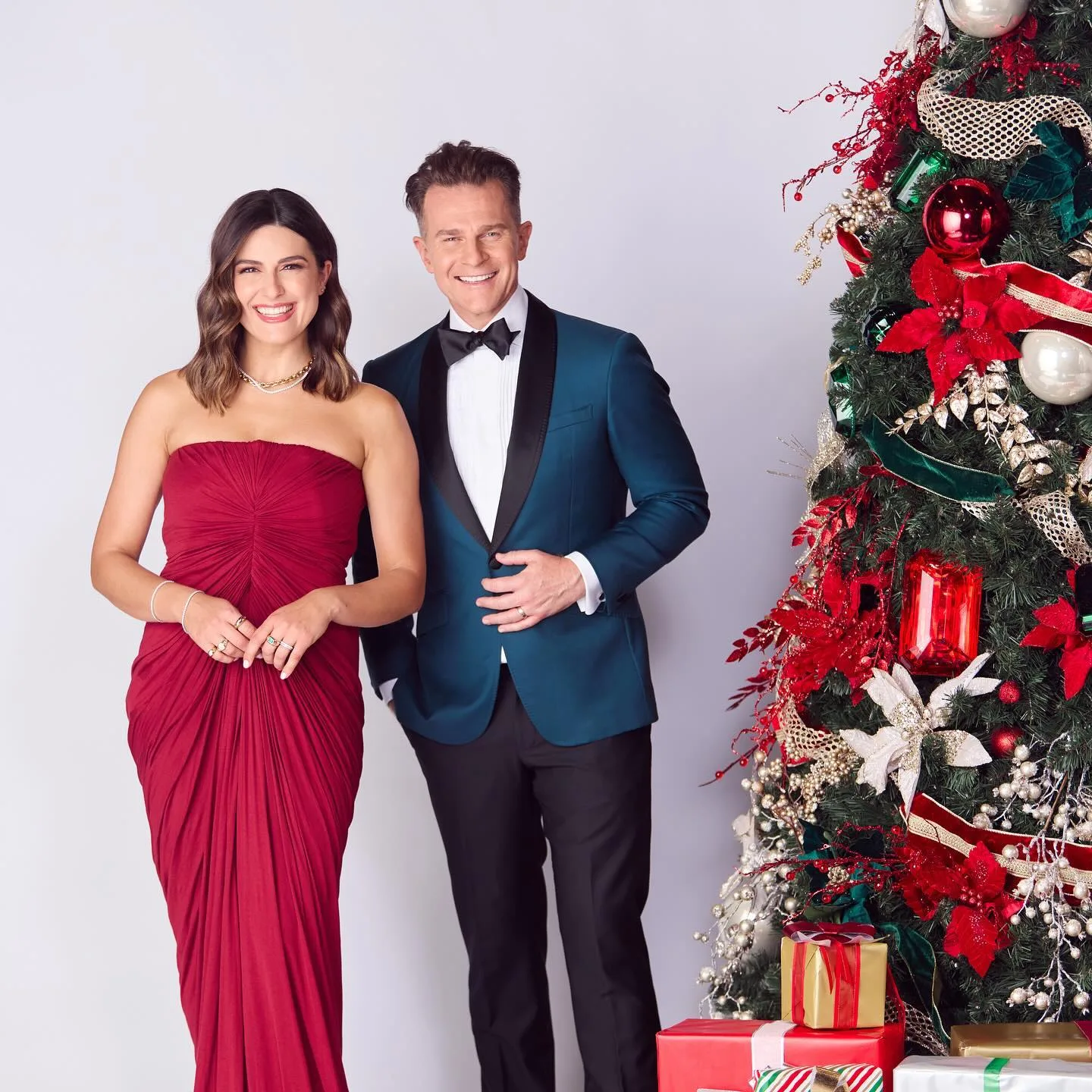 sarah abo and david campbell will host the 2024 carols by candlelight