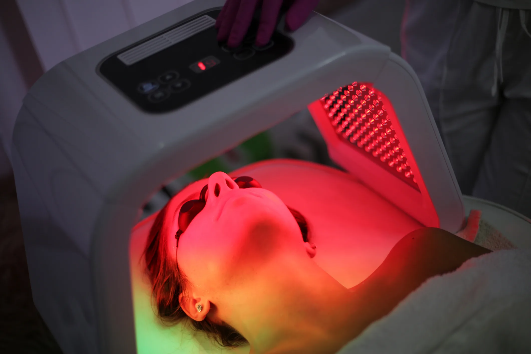 A women receiving red light therapy treatment. 