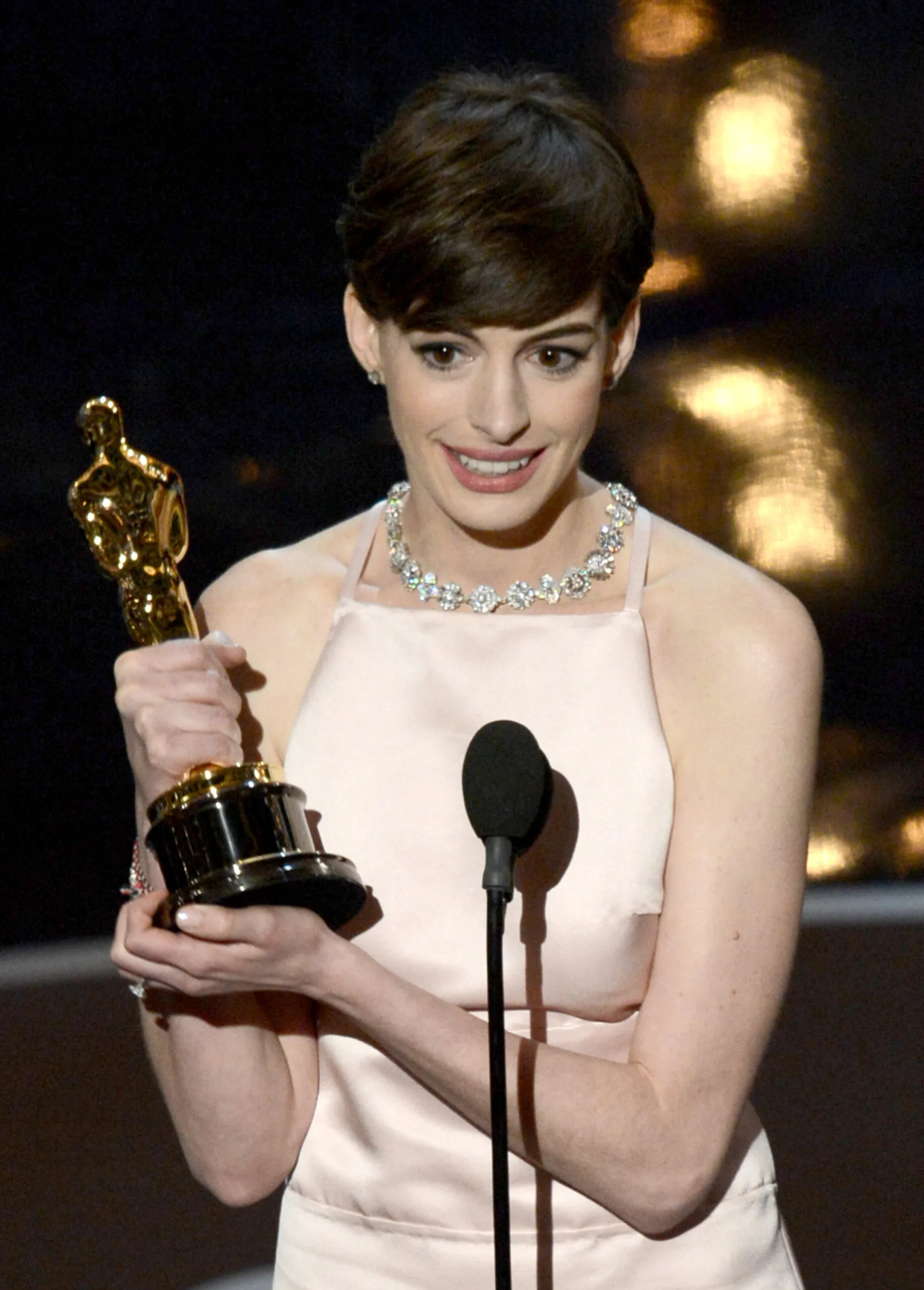 anne hathaway giving her oscar acceptance speech
