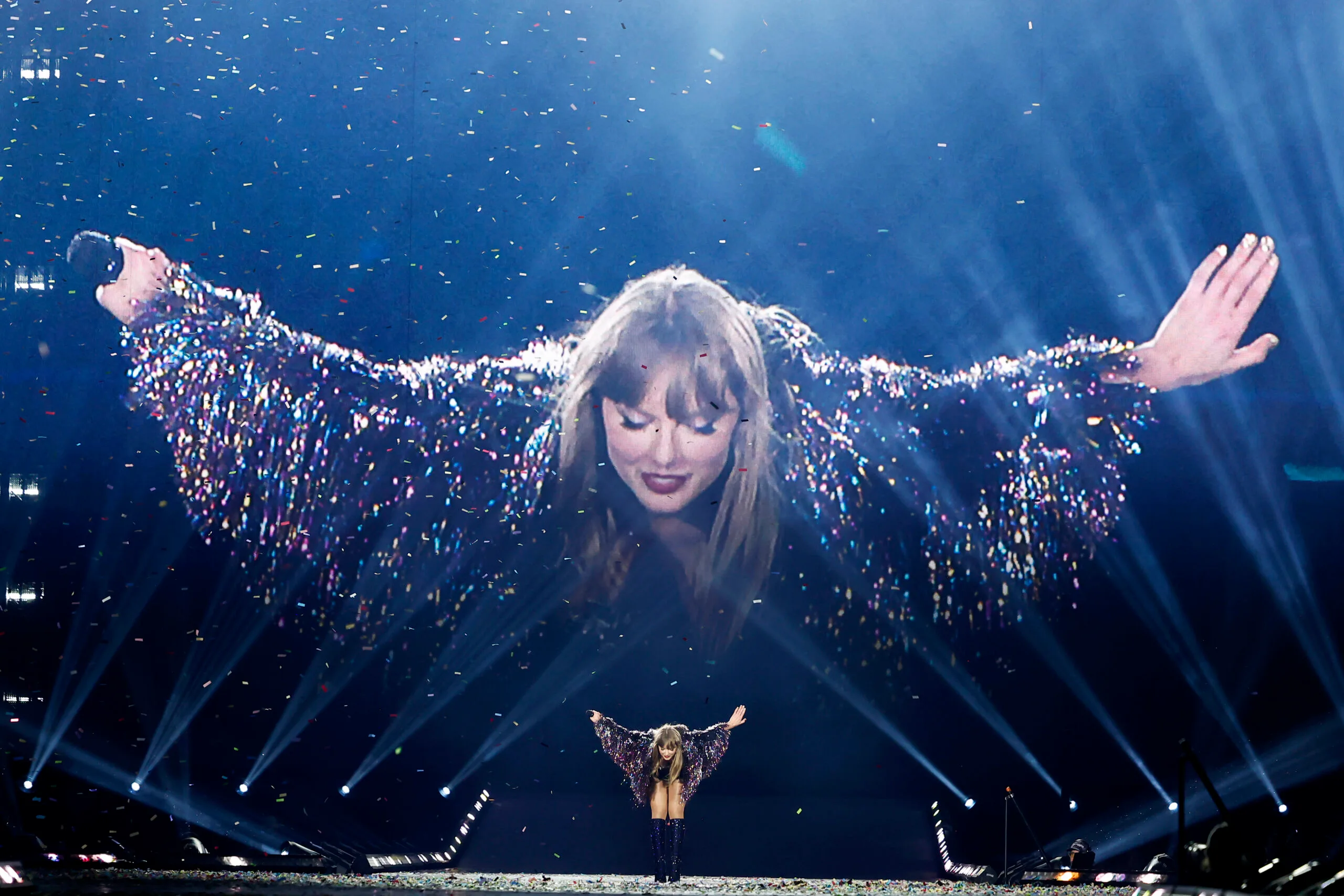 the eras tour best moments - taylor bowing at the end of the show