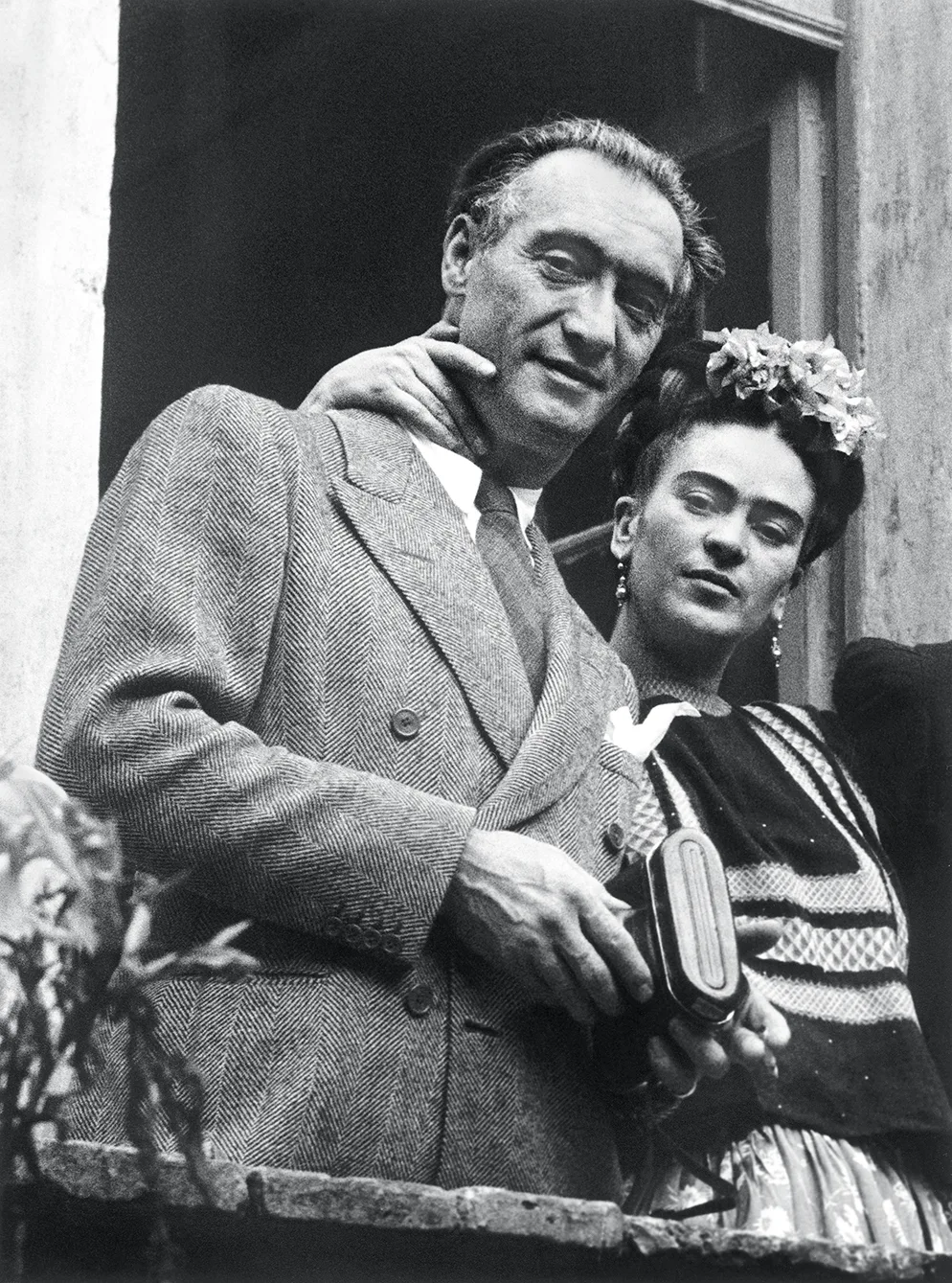 Frida Kahlo and Nickolas Muray on a balcony. Copyright: Nickolas Muray Archives