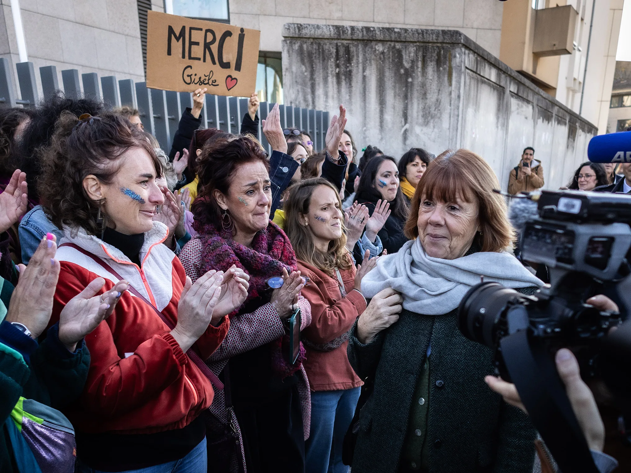 Women applauding Gisèle Pelicot.