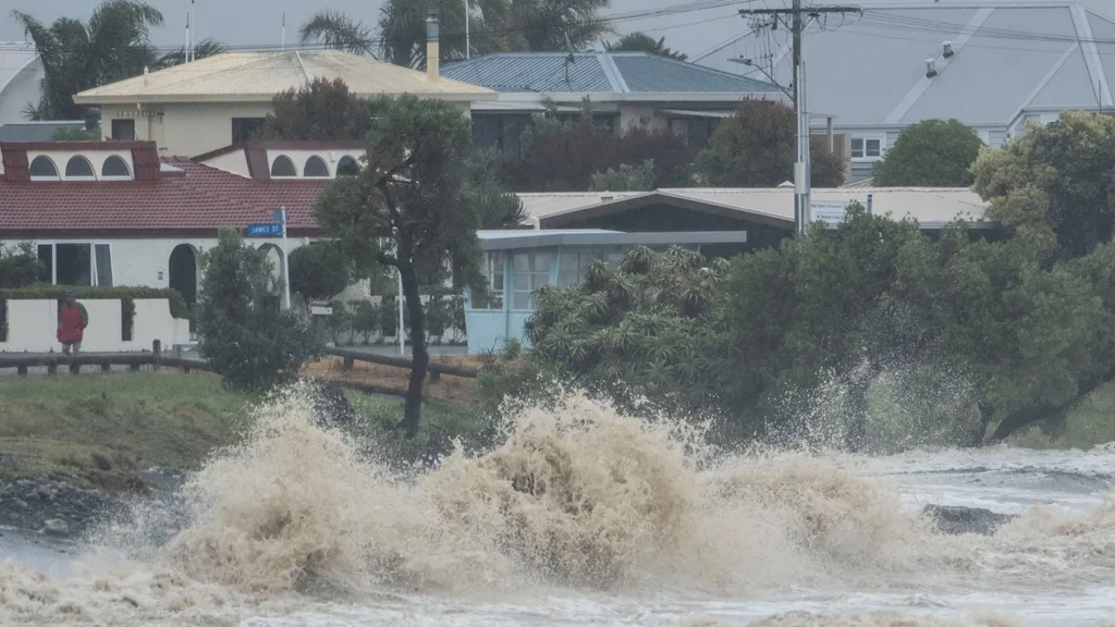 how to prepare during a cyclone, storm surge
