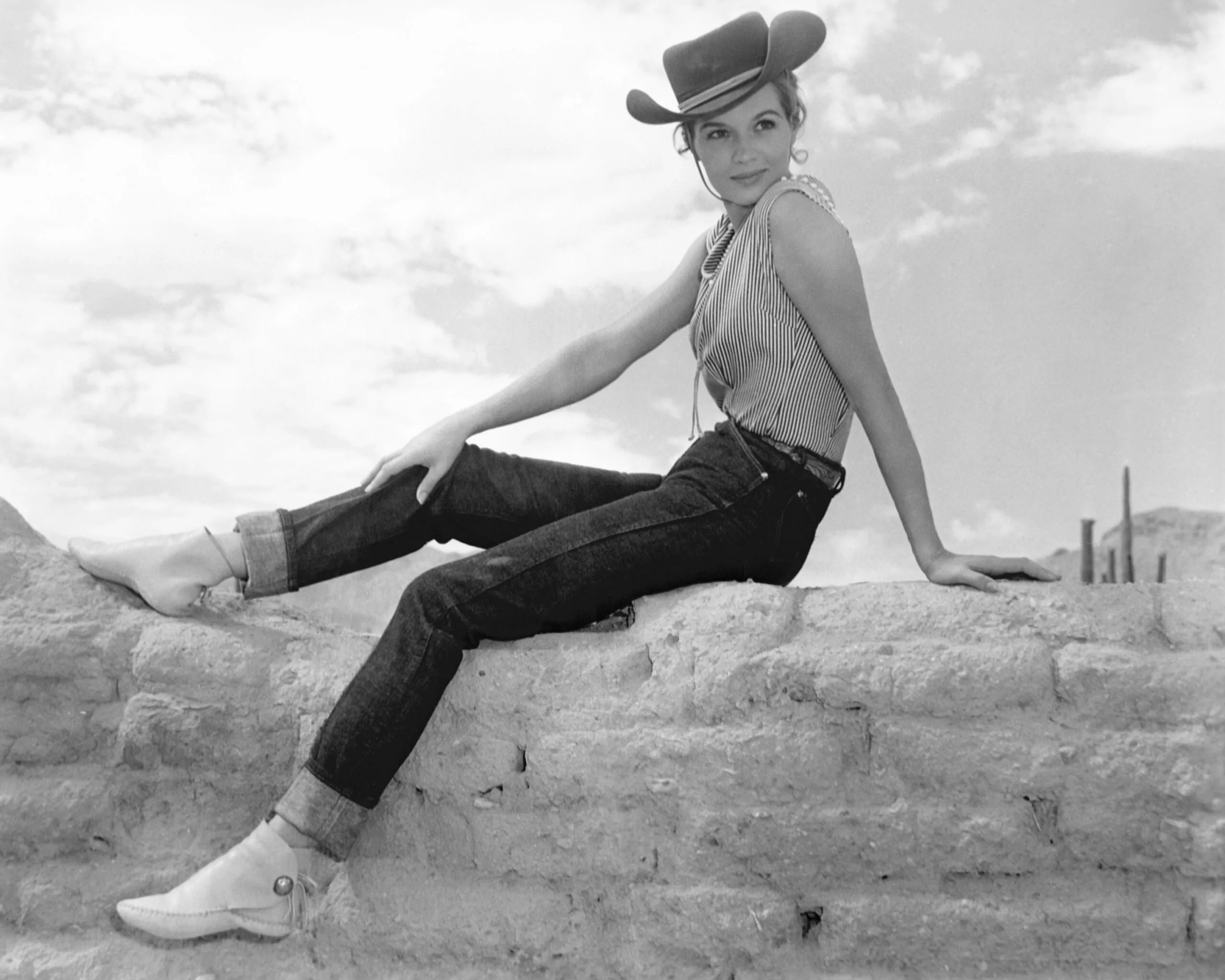 American actress Angie Dickinson during the filming of the western 'Rio Bravo' in Arizona, 1959. (Photo by Silver Screen Collection/Getty Images)