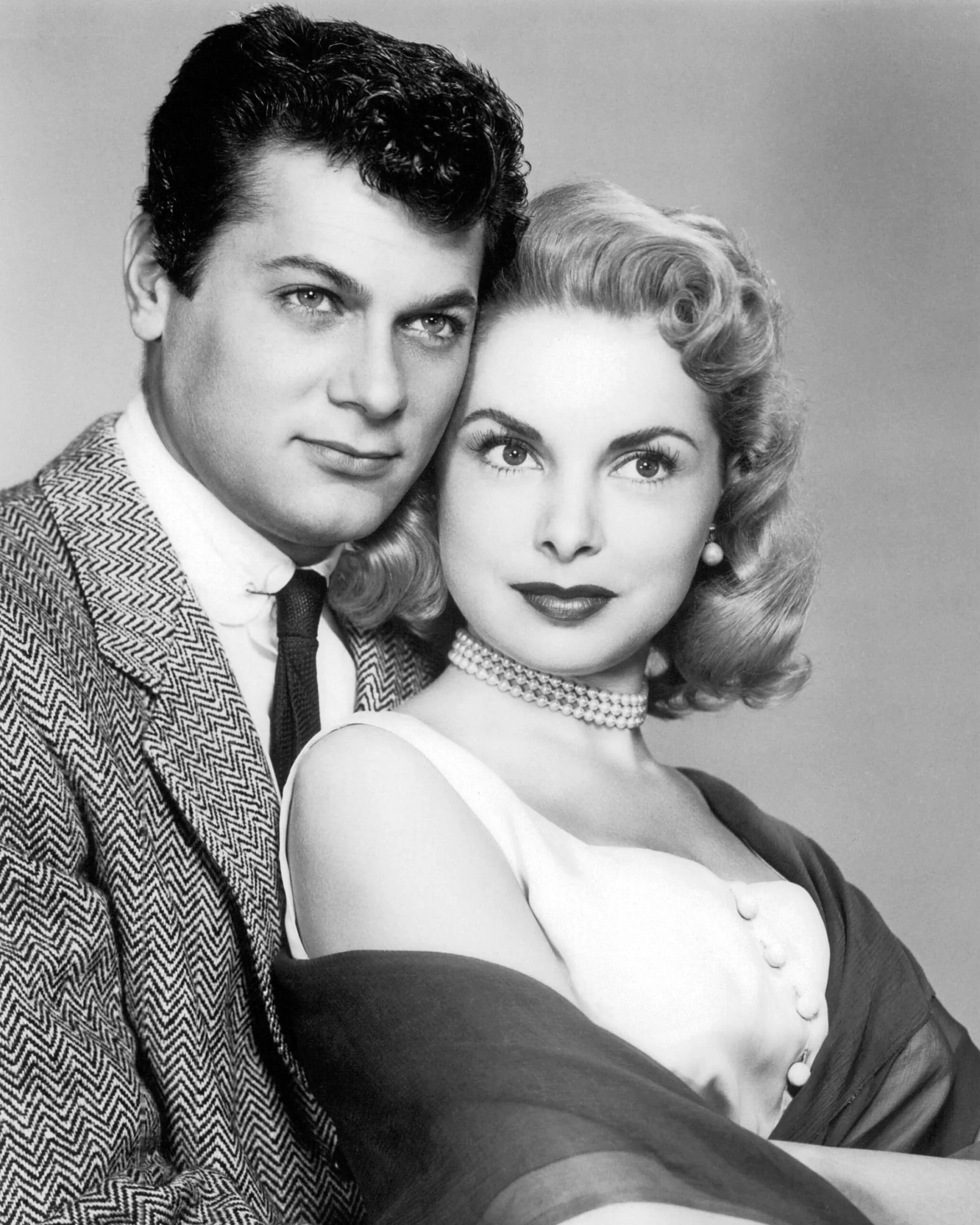 American actor Tony Curtis (1925 - 2010) with his wife, actress American actress Janet Leigh (1927 - 2004), circa 1955. (Photo by Silver Screen Collection/Getty Images)