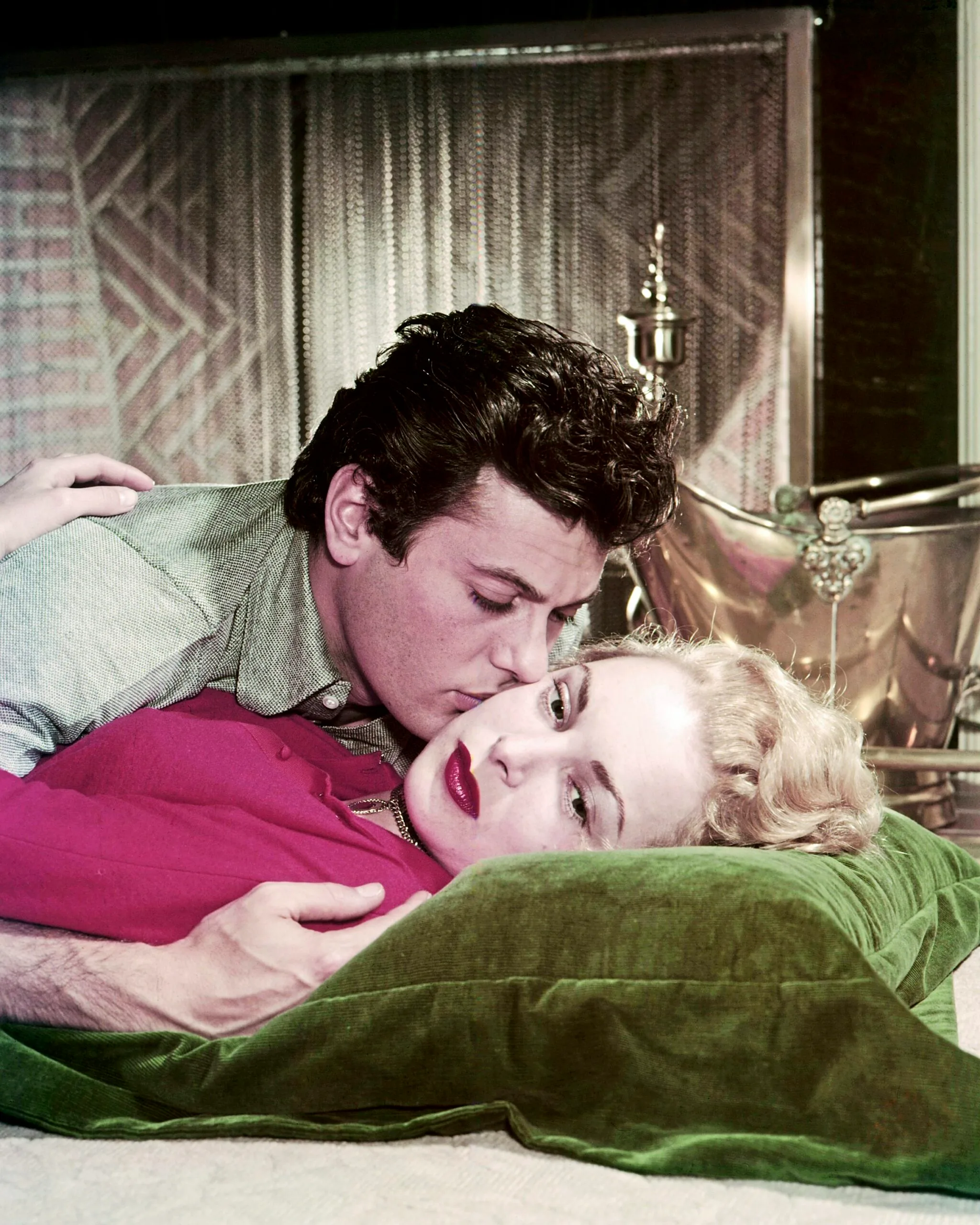 Married American actors Tony Curtis (1925 - 2010) and Janet Leigh (1927 - 2004), circa 1955. (Photo by Silver Screen Collection/Getty Images)