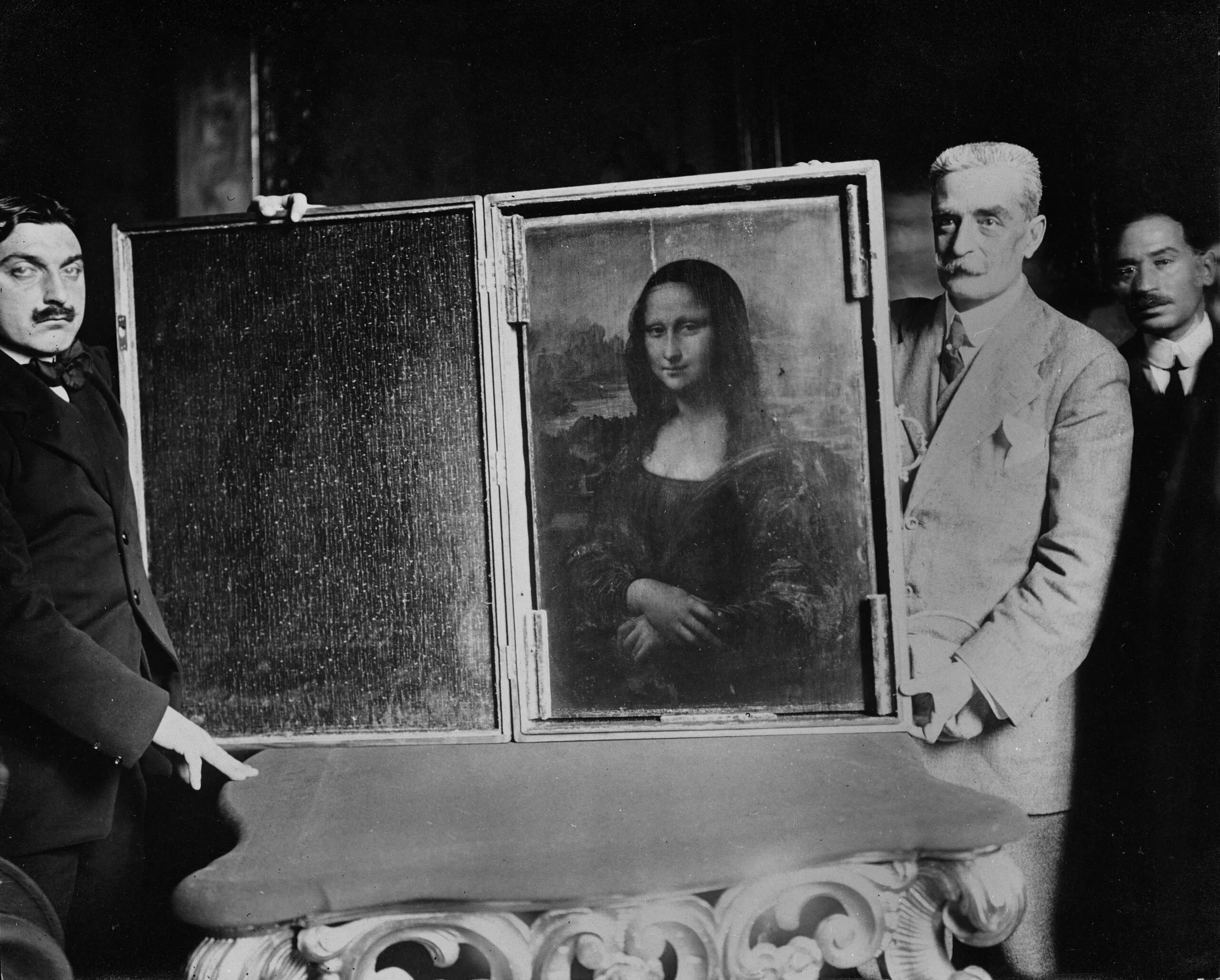 PARIS - 1914: Two men carry the painting of the Mona Lisa back to the Louvre circa 1914 in Paris, France. Vincenzo Peruggia perpetrated what has been described as the greatest art theft of the 20th century. (Photo by Roger-Viollet/Getty Images)