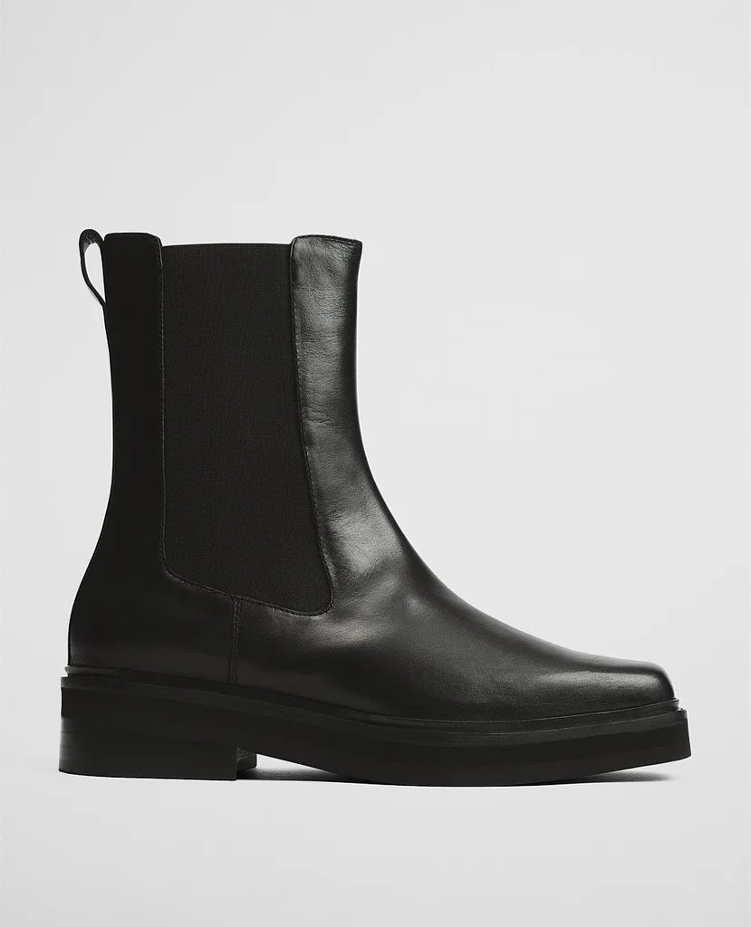 Flat boot in black photographed from the side