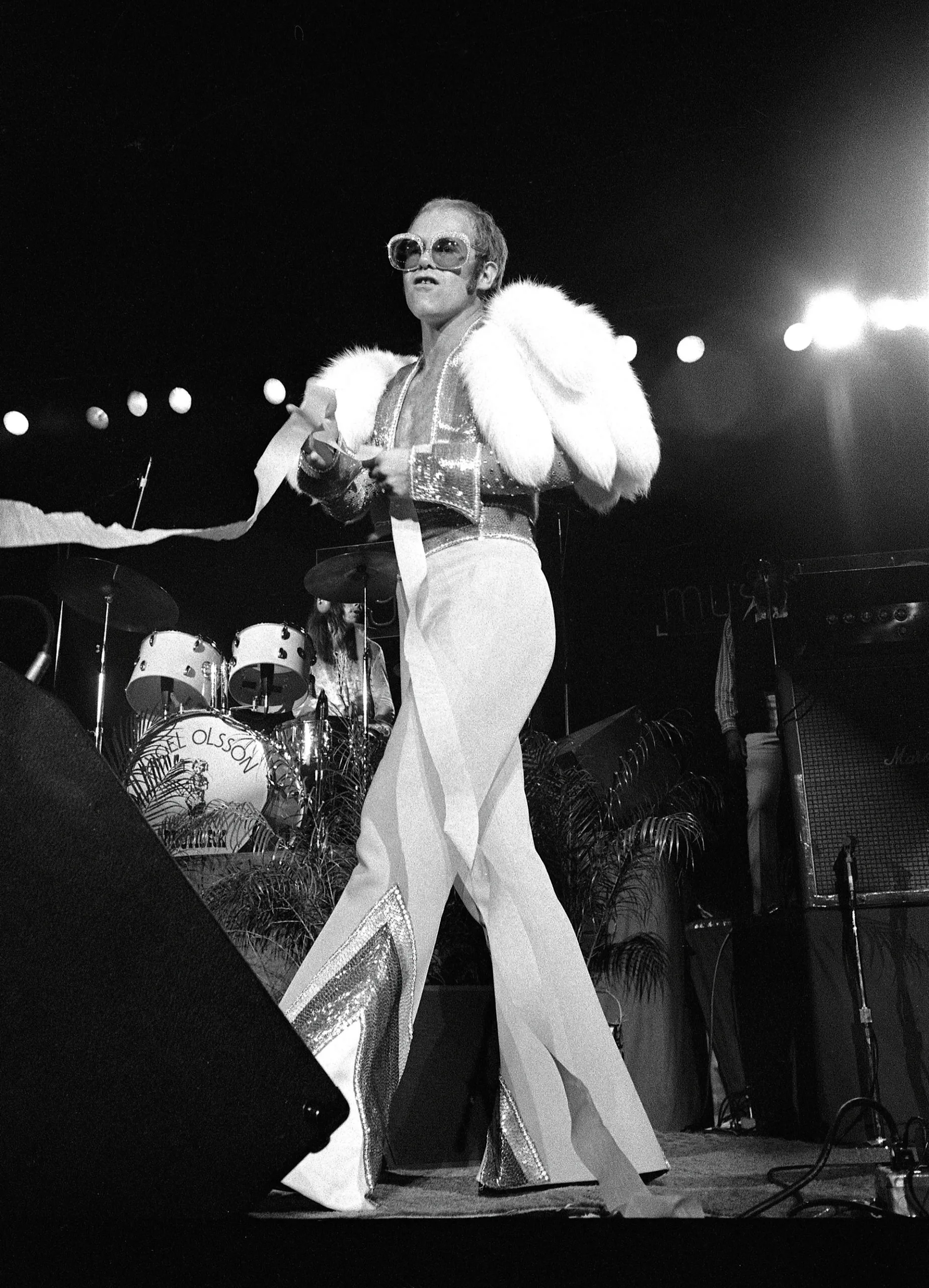 UNITED STATES - OCTOBER 01: Photo of Elton JOHN; Elton John performing on stage, full length, fur (Photo by Robert Knight Archive/Redferns)
