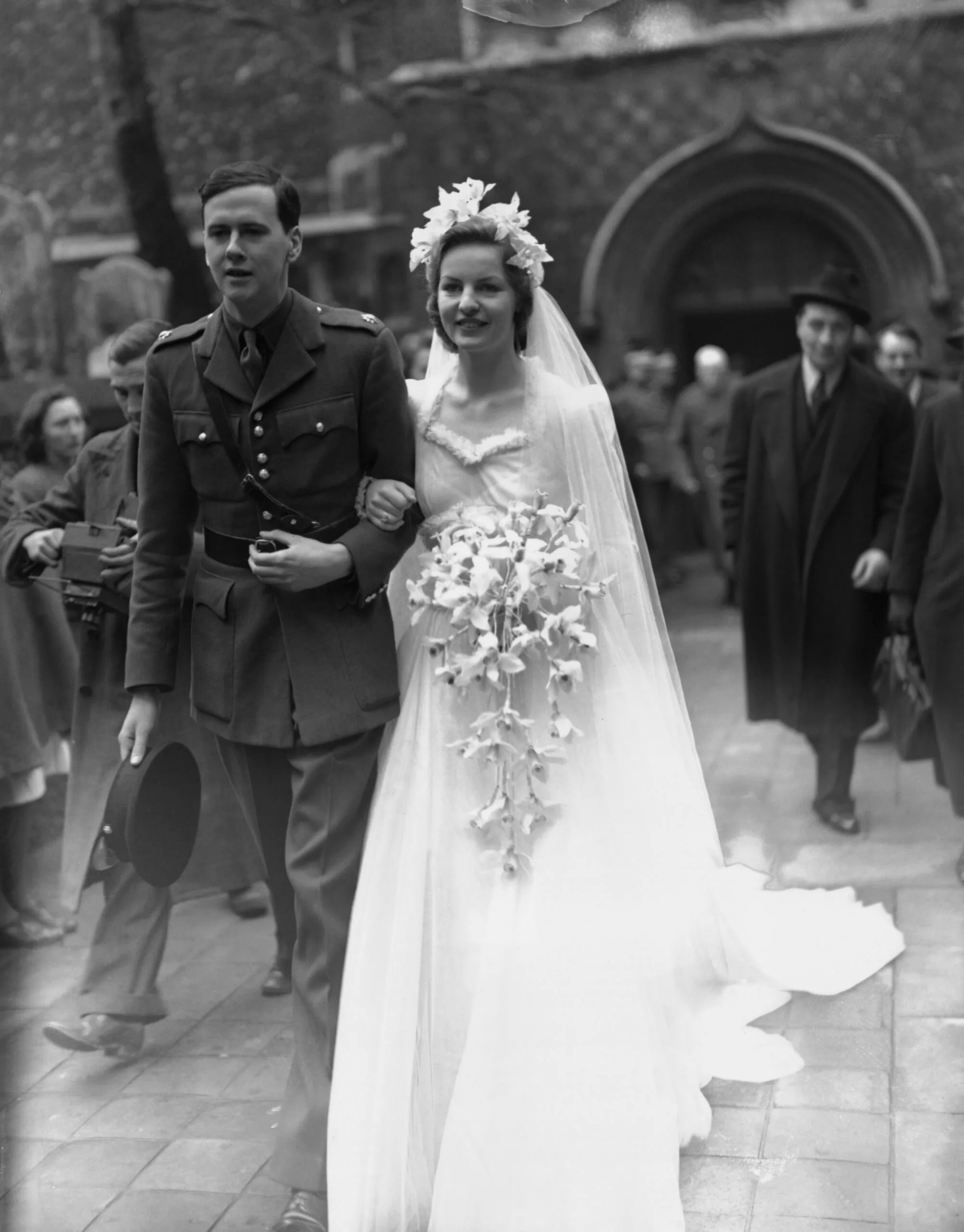 Deborah Mitford and Lord Andrew Cavendish after their marriage, 1941. (Photo by Hulton-Deutsch/Hulton-Deutsch Collection/Corbis via Getty Images)
