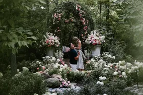 Taylor Swift and Travis Kelce announce their engagement