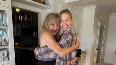 Kate Hudson celebrates Oscar nomination with mum, Goldie Hawn