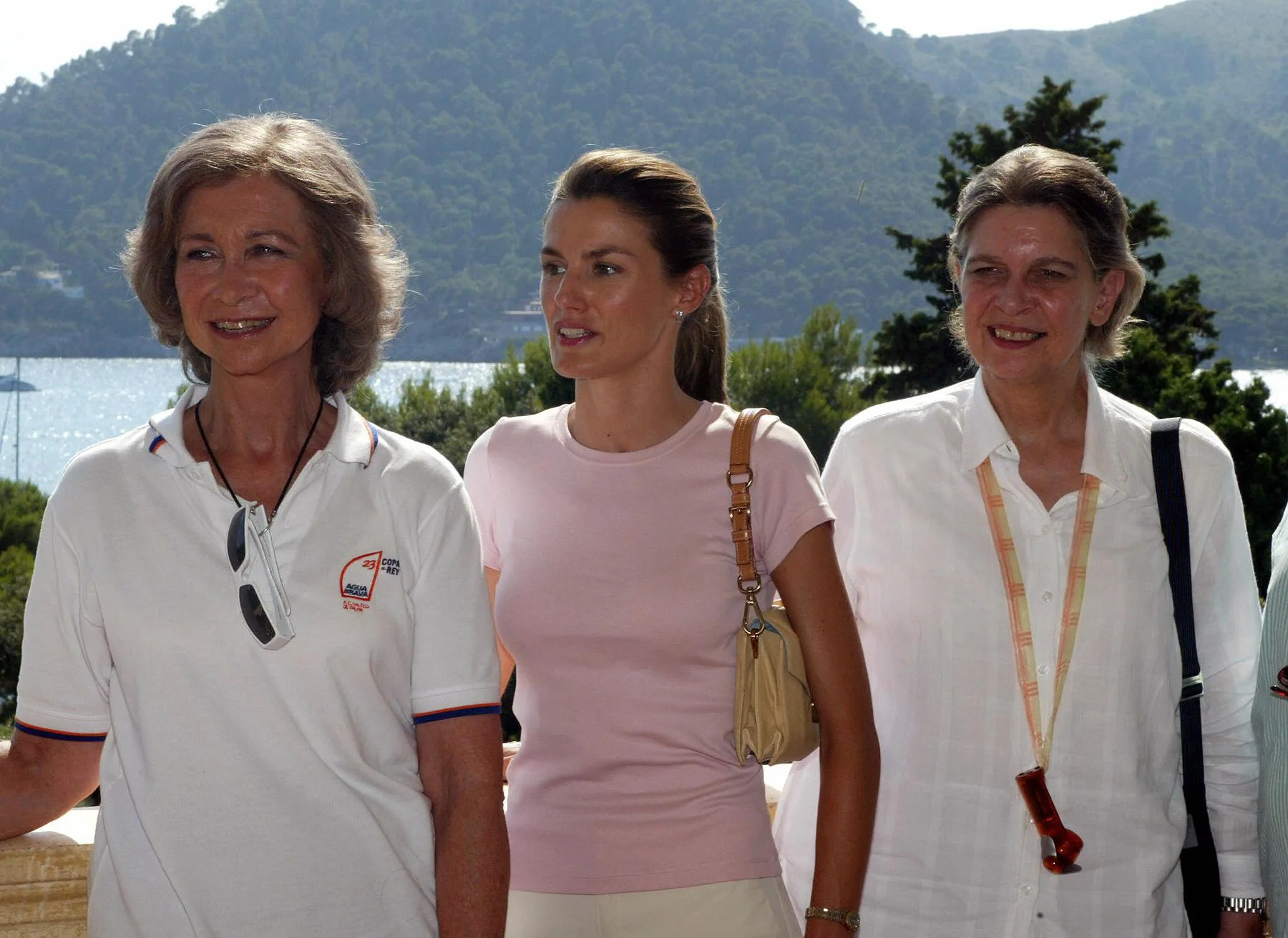 FORMENTOR, SPAIN:  Spanish Queen Sofia (L), Princess Letizia (C) and Spanish Queen's sister, Irene of Greece pose for the press after having lunch at a restaurant in Formentor, Mallorca, 06 August 2004.  AFP PHOTO JAIME REINA   (Photo credit should read JAIME REINA/AFP via Getty Images)